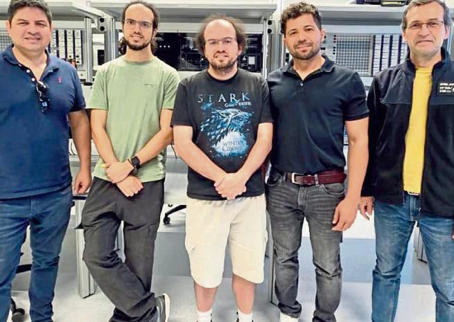 Das „B5GCyberTestV2X“-Team der HSHL (v.l.): Prof. Dr.-Ing. João Paulo Javidi da Costa, Luis Felipe Oliveira de Melo, Dr. Kevin Herman Muraro Gularte, Antonio Santos da Silva, Dr. Giovanni Almeida Santos