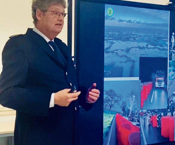 „Ein Parforceritt in 45 Minuten durch ein irres Jahr“ – so lobte Ausschuss-Leiter Michael Luig den Vortrag von Kreisbrandmeister Thomas Wienecke (Bild). Foto: Vielberg