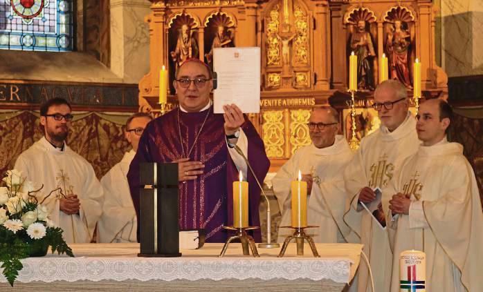 In zweifacher Ausfertigung überreichte Weihbischof Dominicus Meier die Pastoralvereinbarung für den Pastoralen Raum Anröchte-Rüthen.