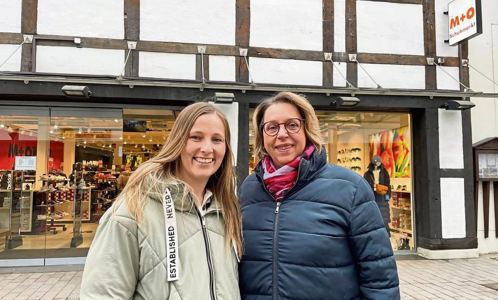 Aus dem M+O Schuhmarkt wird ein Hammerschmidt Outlet. Die Filialleitung übernehmen Amy Gördes (l.) und ihre Stellvertreterin Christa-Paulina Dootz. Fotos: Rückert