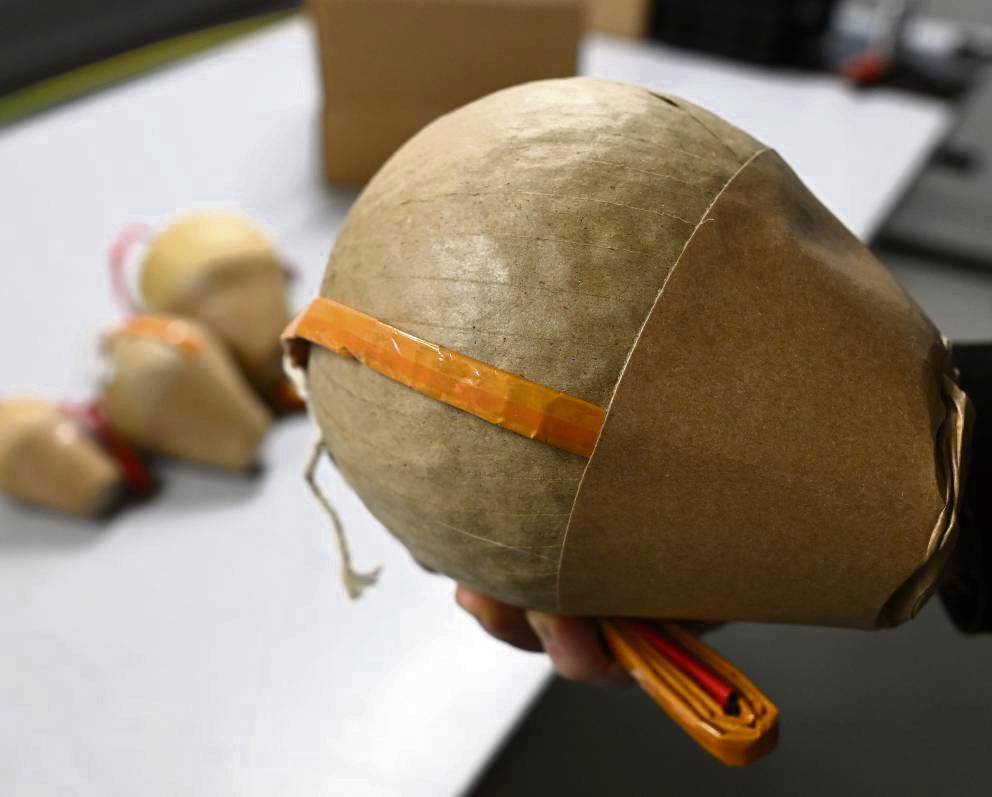 Eine Kugelbombe wie diese kostete einen 24-Jährigen in der Silvesternacht in Geseke das Leben. Ein 19-Jähriger wurde dafür vom Jugendschöffengericht verurteilt. Foto: dpa