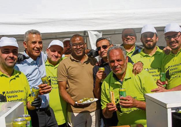 Gute Stimmung herrschte bei den Herren vom Arabischen Verein, die landestypische Spezialitäten anboten.