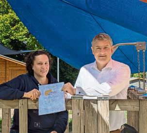 Kita-Leitung Barbara Schulte-Volmer mit Bürgermeister Remco van der Velden.