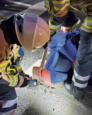 Die 21-Jährige konnte die Feuerwehr nur durch das Herausstemmen der Fahrbahndecke befreien. Foto: Feuerwehr