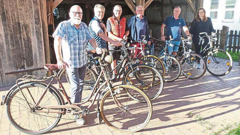Auf schmucken alten Rädern machen sich die Teilnehmer der Vintage-Bike-Tour ab Heimathaus Mastholte auf den Weg.
