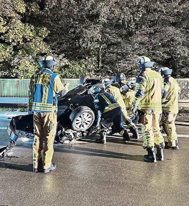 Zwei verletzte Insassen befanden sich in dem Fahrzeug, das auf dem Dach lag. Foto: Feuerwehr Anröchte