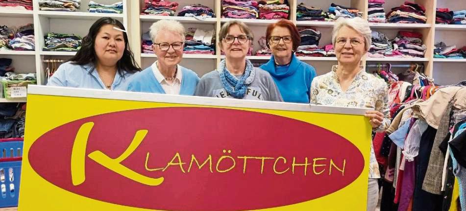 Das Klamöttchen-Team nimmt das neue Namensschild in Empfang, v.l.: Isakova Karlygach, Beate Brülle, Elke Klaus, Karin Hupfeld und Elke Happe (Ehrenamtskoordinatorin).