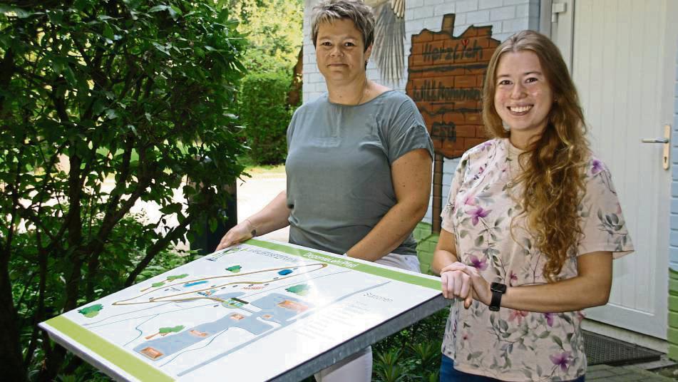 Jessica Malik (l.) und Gabriela Bruchmann, Abfallberaterinnen der ESG, am Startpunkt des DeponieLehrPfades. Foto: ESG