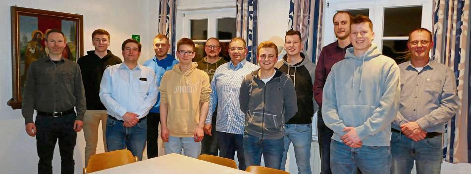 Vorsitzender Carsten Riekötter (3.v.l.) kann mit seiner jungen Vorstandstruppe die künftigen Aufgaben meistern. Michel Pöppelbaum, Oliver Redder und Max Deimel wurde für ihre Mitarbeit gedankt. Foto: Priesnitz