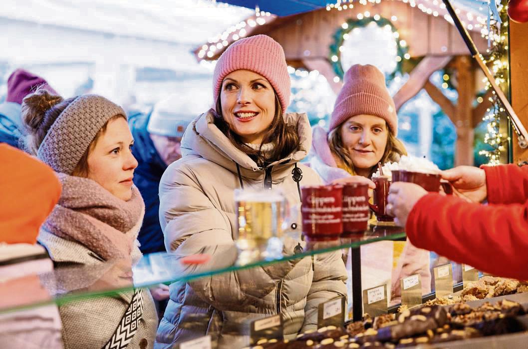 Ein besonderer Anziehungspunkt ist die überdachte Eisbahn auf dem Rathausplatz.