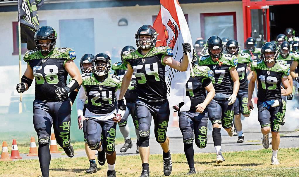 Einlauf der Eagles: Nach starker erster Halbzeit lief es im Anschluss bei den Lippstädtern nicht mehr rund und man unterlag den Gelsenkirchen Devils mit 7:12. Foto: Marx