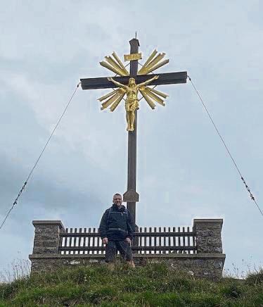 Peggy Müller und ihr Mann Denni das Gipfelkreuz des Berges Wank erreicht.