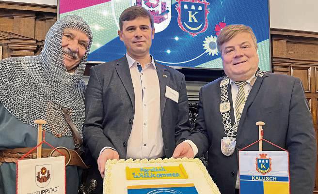 Vor einem Jahr besiegelten Ex-Bürgermeister Arne Moritz (r.) und Amtskollege Andrii Neida im Beisein von Graf Bernhard im Ratsaal die Solidaritätspartnerschaft zwischen Kalusch und Lippstadt. Archivfoto: Friedrich