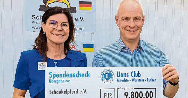 Kerstin Brülle, Schatzmeisterin des Fördervereins, überreichte den Spendenscheck an den Verein Schaukelpferd, der Kinder in der Ukraine unterstützt. Insgesamt hat der Lions-Club seit 2018 über 120 000 Euro mit seiner Aktion Löwenstark gesammelt.