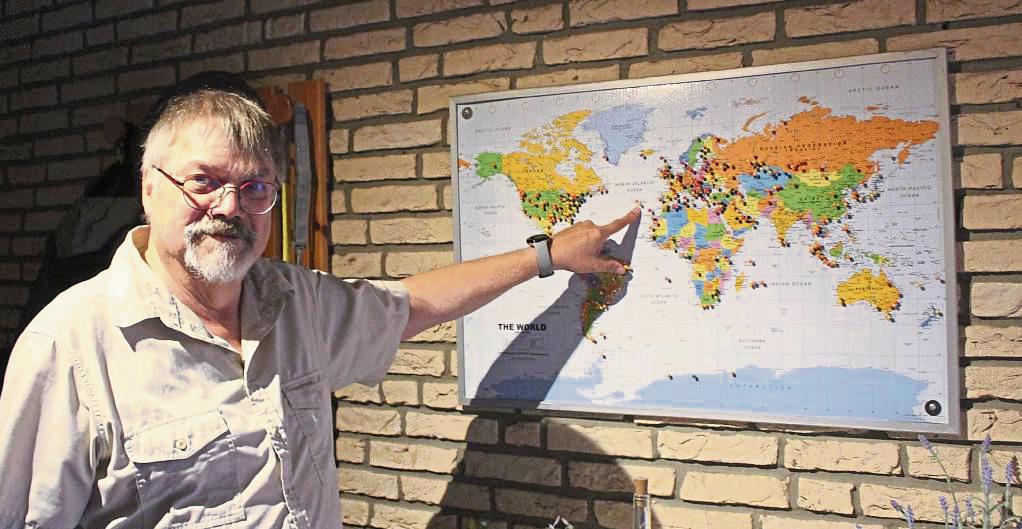 Gerhard Biermann, zweiter Vorsitzender des DARC Ortsverbands Erwitte, zeigt, von wo auf der Welt er schon Funk empfangen hat. Foto: Pia Mintert