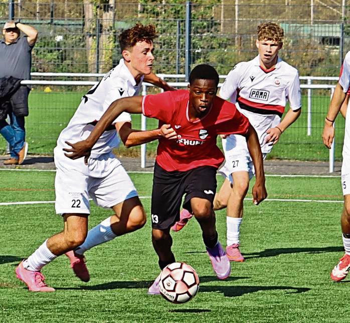 Die B-Junioren des SV Lippstadt (in Weiß) haben die 1:4-Niederlage gegen Verl aufgearbeitet und im Training ordentlich Gas gegeben. Foto: Uwe Feichtinger