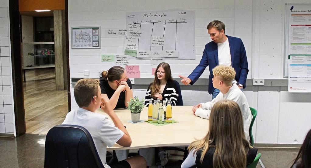 Gemeinsam mit Schulleiter Matthias Bigge überlegen die Schüler, vor welchen Herausforderungen das Grundgesetz heute steht. Foto: Mintert