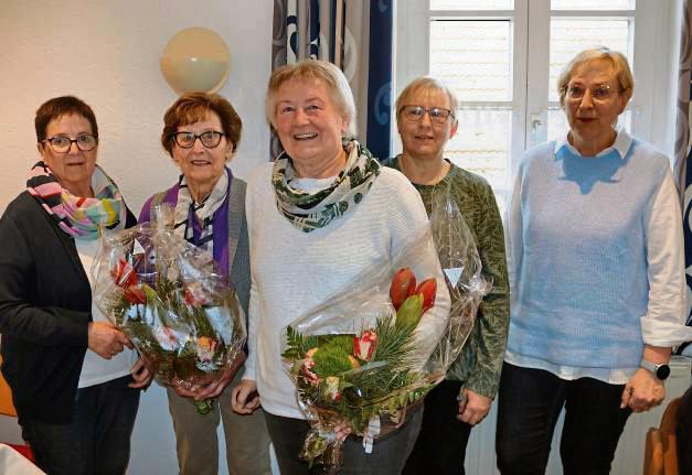Inge Johannknecht und Marianne Diergarten (2.u.3.v.l.) freuten sich über die Ehrung beim Elisabeth-Frühstück. Elfriede Kleine, Elisabeth Schröder und Ursula Marx (v.l.) gratulierten herzlich. Foto: Priesnitz