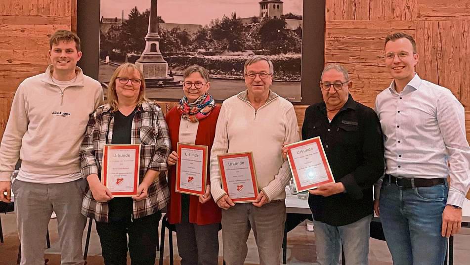 Für langjährige Vereinstreue wurden einige Mitglieder von RW Horn im Rahmen der Jahreshauptversammlung ausgezeichnet. Es gratulierten Henning Hoffmeier (l.) und Philipp Stiens (r.) den Jubilaren Marie-Luise Wunsch (50 Jahre Mitglied), Gundi Büse (40 Jahre), Klaus Schade (60 Jahre) und Paul Jäger (65 Jahre).