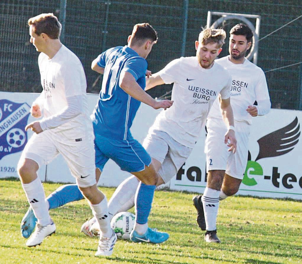 Die Spiele werden weniger, der Abstand zum rettenden Ufer beträgt aktuell sechs Punkte: Der FC Mönninghausen steht gegen Freckenhorst gewaltig unter Druck. Foto: Schlink