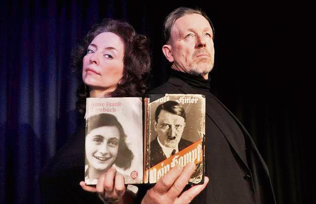 Marianne Blum und Thomas Linke stellen Auszüge aus Anne Franks Tagebuch und Hitlers „Mein Kampf“ gegenüber.