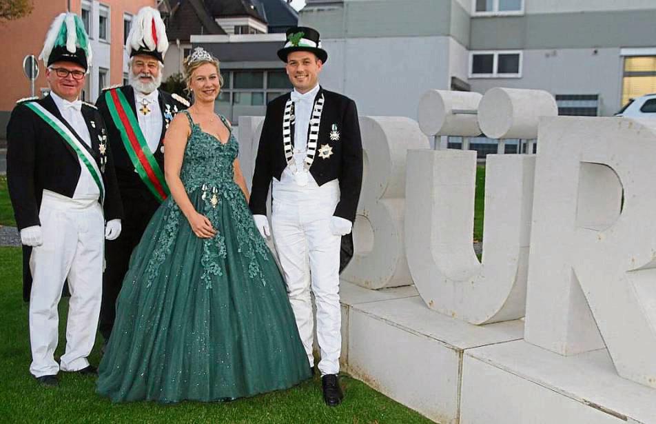 König Steffen Löper schoss mit dem 116. Schuss den Vogel beim Fest im Upsprunge ab und holt das Kreisschützenfest 2025 in die Bürener Kernstadt. Zusammen mitseiner Königin Nora Rosensträter steht er beim 66. Kreisschützenfest im Mittelpunkt.
