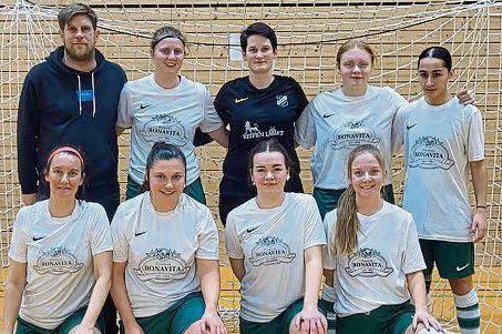Schlug sich wacker und kam immerhin unter die letzten Acht bei den Hallen-Westfalenmeisterschaften in Dortmund-Brackel: das Team von Germania Stirpe mit (h.v.l.): Trainer Dominique Heinke, Merle Tamborini, Kim Strauß, Dana Müller, Anastasia Ashovalieva; (v.v.l.): Alena Westermann, Denise Menning, Leni Hagemann und Chiara Völkel.