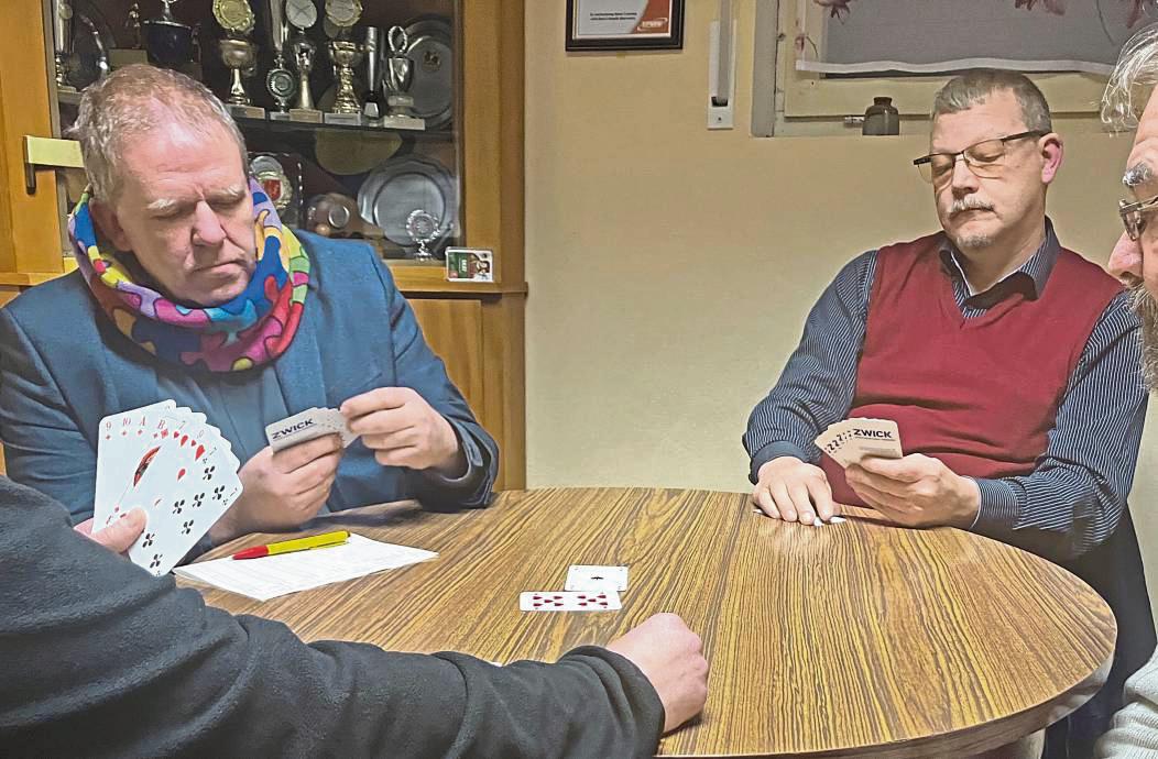 Hier werden alle Tricks rausgeholt: Am Tisch mit Europameister Hartmut Seeber (l.) ging es richtig zur Sache. Foto: Wibke Bußmann