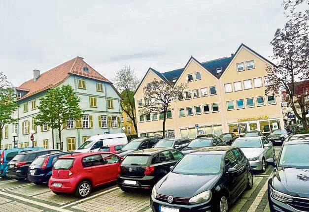 Dort, wo jetzt Autos parken, soll zukünftig der Erweiterungsbau des Stadtmuseums stehen. Ein Bürgerentscheid könnte den Ratsbeschluss noch kippen. Foto: Vielberg