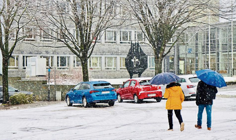 Tanzende Flocken auch auf dem Erwitter Marktplatz: Im Laufe des Tages verwandelte sich Matsch nach und nach in eine geschlossene Schneedecke. Foto: Dietz