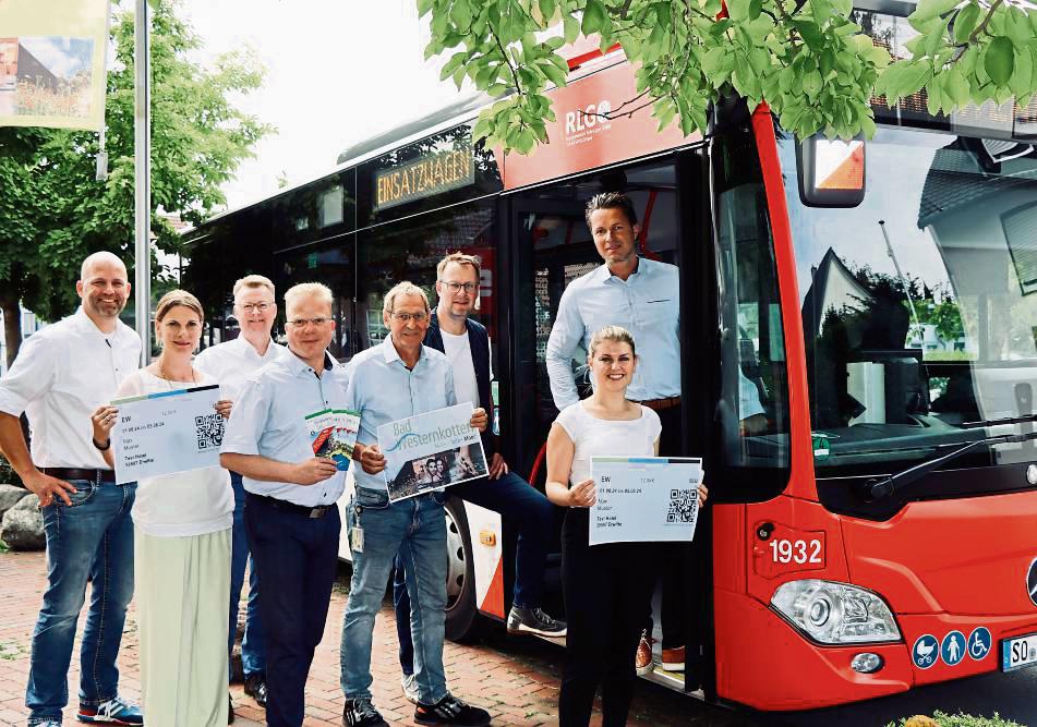 Stellten das neue Busangebot vor: v.l. Kay Lüning, Andrea Heinrich (beide Beirat Heilbad GmbH), Torsten Blöming (Mitglied Aufsichtsrat Heilbad GmbH), Mike Bernasco, Ortsvorsteher Franz-Josef Schütte, Sven Hoppe (Aufsichtsrats-Vorsitzender), Michael Kemper (Geschäftsführer Hellweg-Sole-Thermen) und Alexandra Schäfer. Foto: Dietz