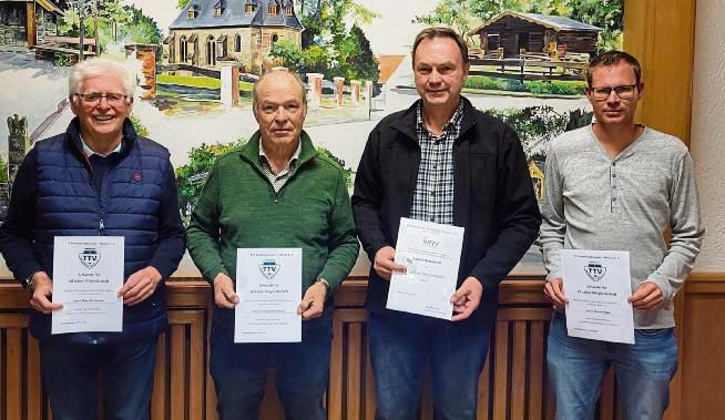 Seit vielen Jahren halten diese Tischtennisfreunde dem TTV Kneblinghausen-Meiste die Treue und wurde dafür jetzt ausgezeichnet: (v.l.) Theo Markmann (40 Jahre), Herbert Biermann (50 Jahre), Robert Oesterhoff (50 Jahre/goldene Spielernadel) und Martin Plate (25 Jahre).