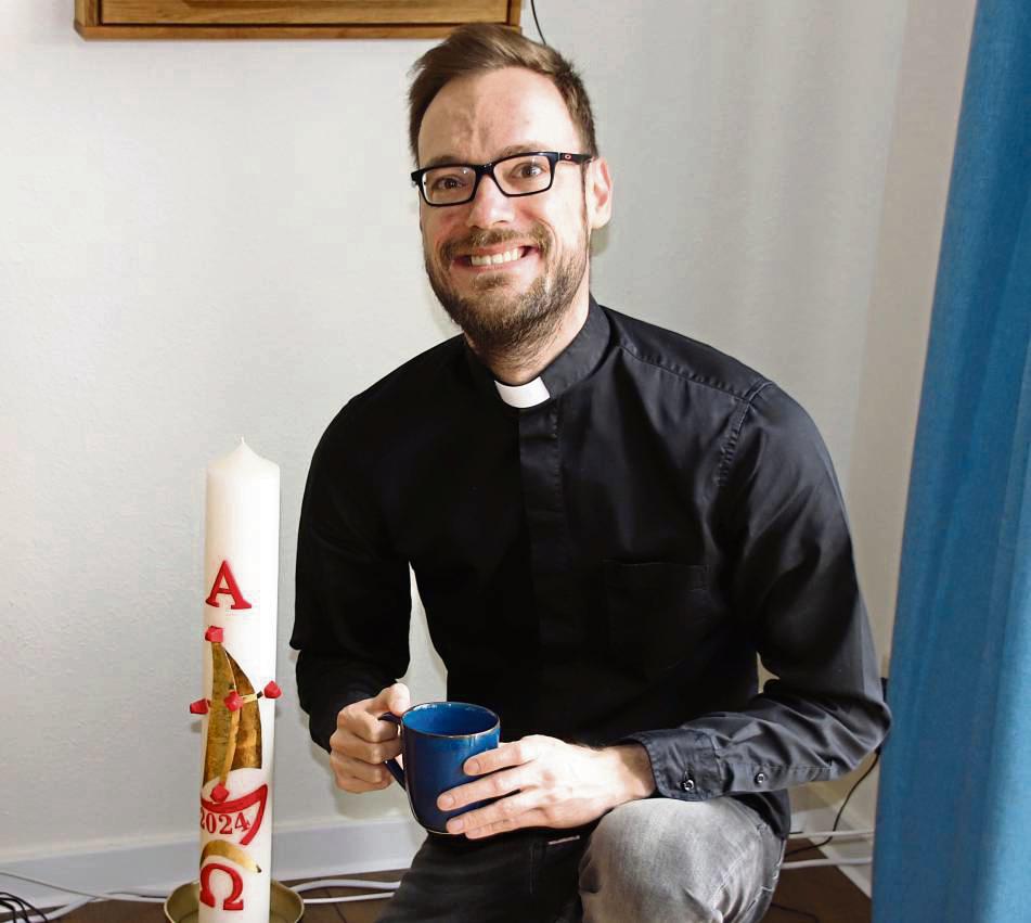 Natürlich steht auch eine Osterkerze in Vikar Patrick Vitts Wohnung. Sie ist ihm mit ihrer Symbolik wichtig. Foto: Meschede