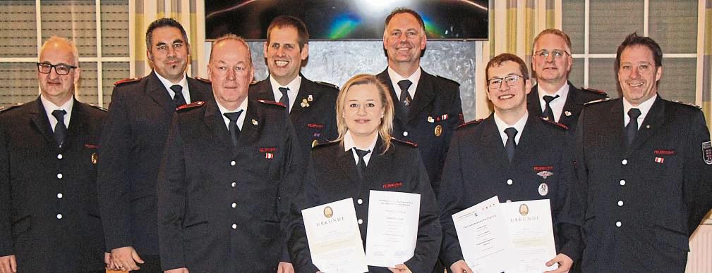 Auch Beförderungen und Teilnahmebescheinigungen wurden unter den Kameradinnen und Kameraden verteilt. Foto: Hannah Löseke