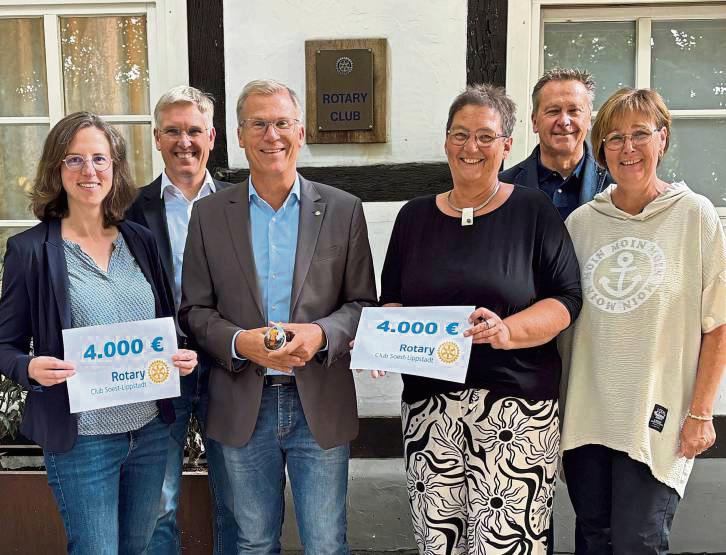 Bei der Übergabe war die Freude bei allen groß.