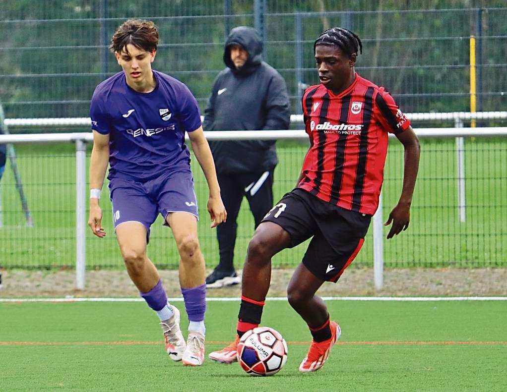 Die B-Junioren des SV Lippstadt (in Rot) und des SC Verl trennten sich in der Westfalenliga im letzten Saisonspiel mit einem 1:1-Unentschieden. Foto: Feichtinger