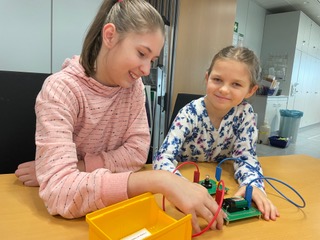 Für Oksana und Stella gab es einiges zu entdecken. Foto: Grundschule St. Marien Geseke