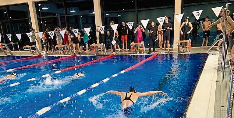 Eine Schwimmerin der Teutonia Lippstadt bei der Vereinsmeisterschaft in der Disziplin Schmetterling.