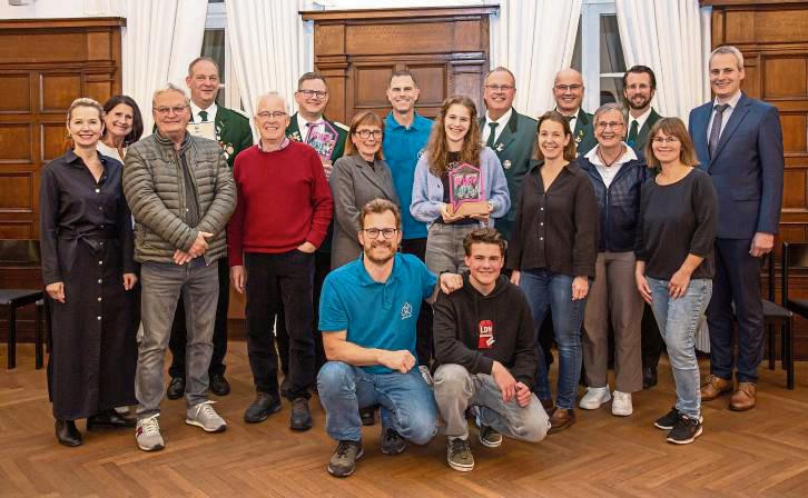 Bürgermeister Alexander Tschense (r.) würdigte die Preisträger des Heimatpreises im Rathaussaal. Foto: Stadt Lippstadt/ Püttmann