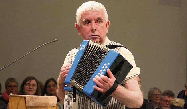 Der Paderborner Kabarettist Erwin Grosche bei seinem Auftritt in der St.-Michael-Kirche in Lipperode. Foto: Helga Wissing