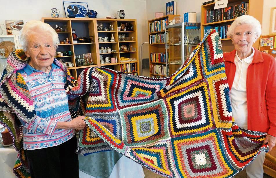 Handarbeit ist ihr Handwerk: Gertrud Schomacher (l.) und Elisabeth Hesekemper mit einer der Patchwork-Decken, die im Weltladen in Bad Waldliesborn DER Renner sind. Foto: Vielberg