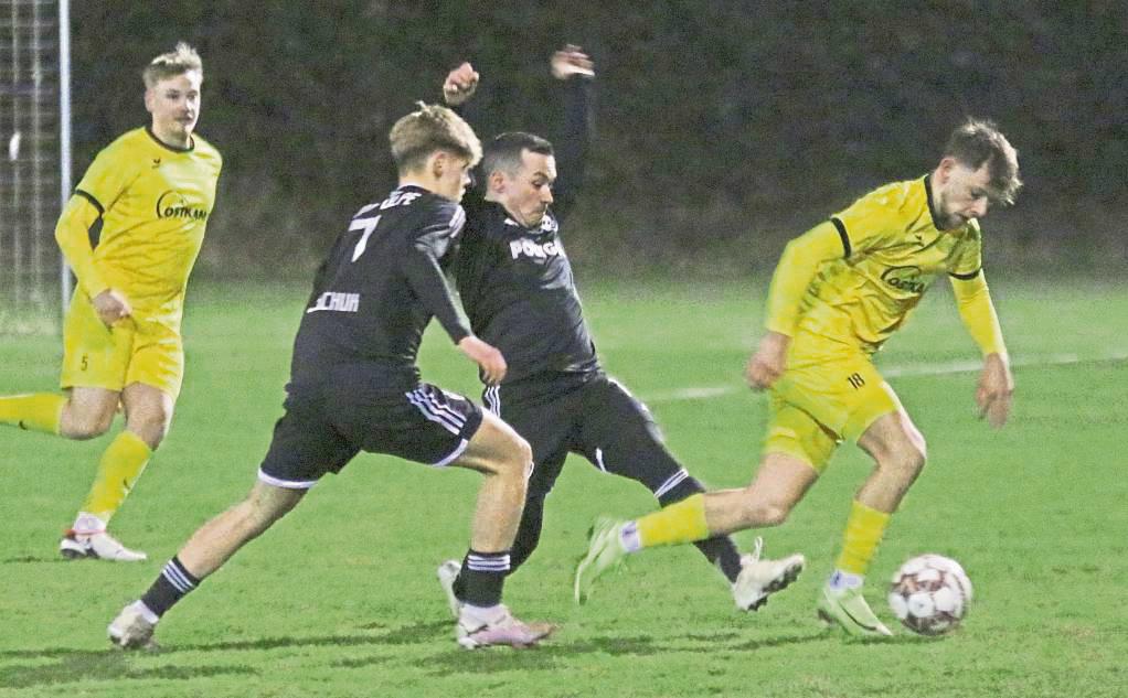 Nach dem 5:0 gegen Olpe (Spielszene) ließen Davin Hense (r.) und der SuS Bad Westernkotten ein 2:1 in Salchendorf folgen. Am Sonntag heißt der Gegner Erlinghausen. Foto: Wiegand