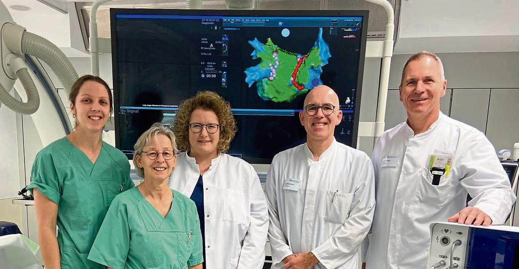 Das eingespielte Team im Herzkatheterlabors des Klinikum Lippstadt freut sich über die Auszeichnung als Vorhofflimmerzentrum, v.l.: Judith Clemens (Pflegerische Leitung Elektrophysiologie), Ulrike Stallmeister (Interne Diagnostik, Leitung Kardiologie), Dr. Stefanie Franz (Oberärztin) mit den beiden Chefärzten der kardiologischen Klinik Dr. Marc Schlößer und Dr. Elmar Offers.