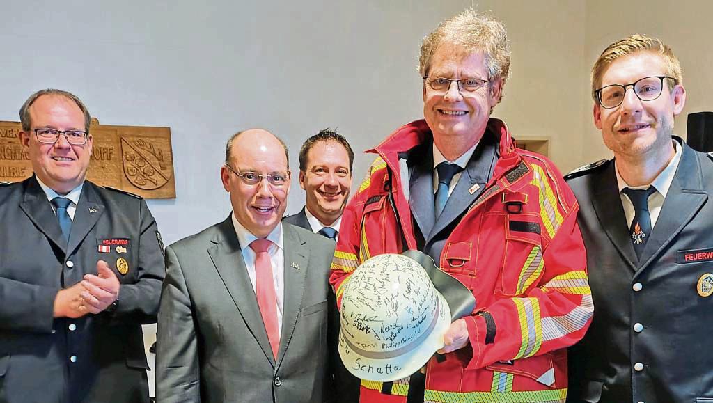 Einen Helm mit 200 Unterschriften der Kameradinnen und Kameraden bekam Kreisbrandmeister Thomas Wienecke zum Abschied überreicht.
