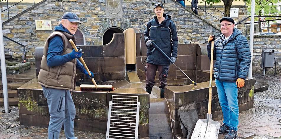 Fleißig, fleißig: Die Arbeitsgruppe um Ortsvorsteher Kai Günther (M.) schrubbte ordentlich.