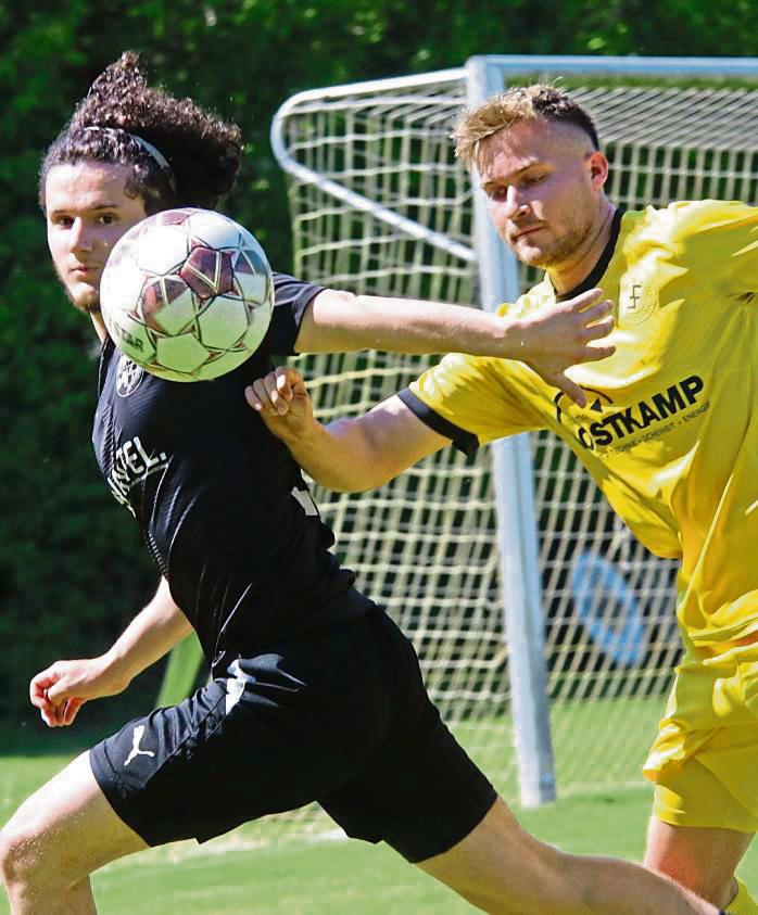 Jetzt nicht lockerlassen: Im vorletzten Heimspiel gegen Sundern wollen Luca Kaiser (r.) und seine SuS-Kollegen ihre Aufstiegschance zur Westfalenliga wahren. Foto: Wiegand