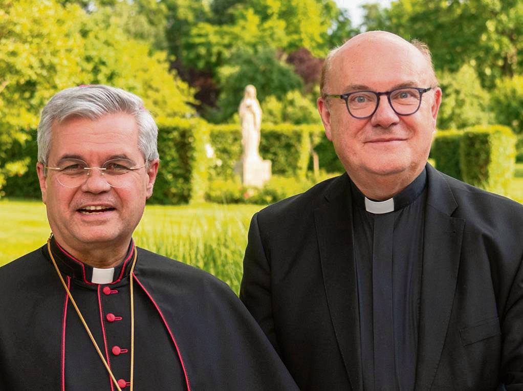 Neue Station für einen gebürtigen Anröchter: Erzbischof Dr. Udo Markus Bentz (l.) ernannte Domkapitular Monsignore Dr. Michael Menke-Peitzmeyer, bisher Regens des Erzbischöflichen Priesterseminars Paderborn, zum Direktor der Katholischen Akademie in Schwerte.