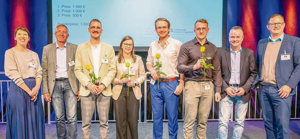 Die Laudatoren umrahmen die Gewinner des Nachhaltigkeitspreises (v.l.): Prof. Judith Pütter, Dr. Wilfried Spintig (AGL), Sebastian Köhne, Hannah Robert, Niklas Martin Hug, Oliver Scholze sowie Mario Deimel (Volksbank Beckum-Lippstadt) und Prof. Sebastian Verhoeven.