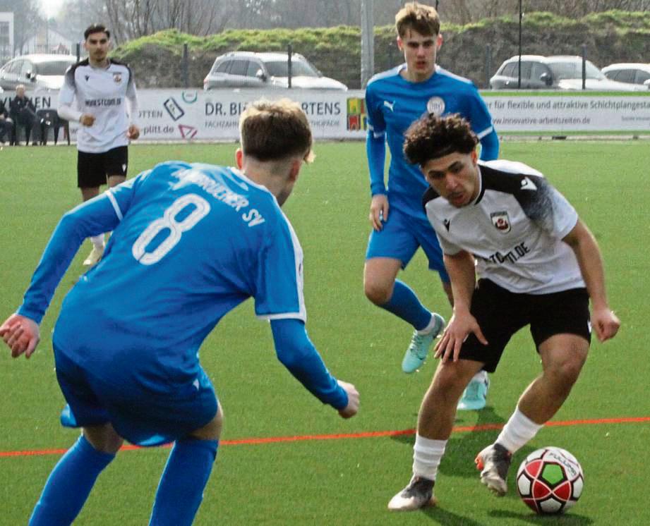 Nichts zu bestellen hatte der Gast aus Hombruch am Bruchbaum in Lippstadt: Die SV-A-Junioren (in Weiß) stellten beim 4:0 schon in der ersten Halbzeit die Weichen auf Sieg. Zum Endstand traf Nils Heinrich in der 57. Minute. Fotos: Dannhausen
