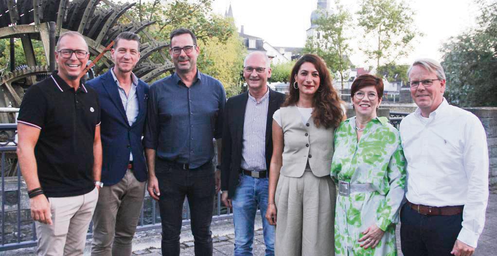 Wechsel im Vorstand der Werbegemeinschaft: Detlef Heinrichsmeier (Mitte) gab sein Amt weiter an Ayfer Subhas (3.v.r.). Zum Gremium gehören zudem (v.l.) Ingo Arndt, Volker Gode, Alexander Gemein, Sandra Wallbaum und Christoph Barnstorf-Laumanns. Foto: Schwade